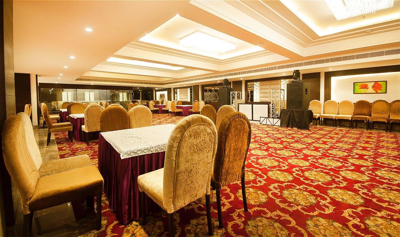 The Palm Court Hotel Ludhijána Kültér fotó