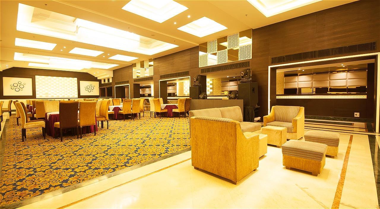 The Palm Court Hotel Ludhijána Kültér fotó