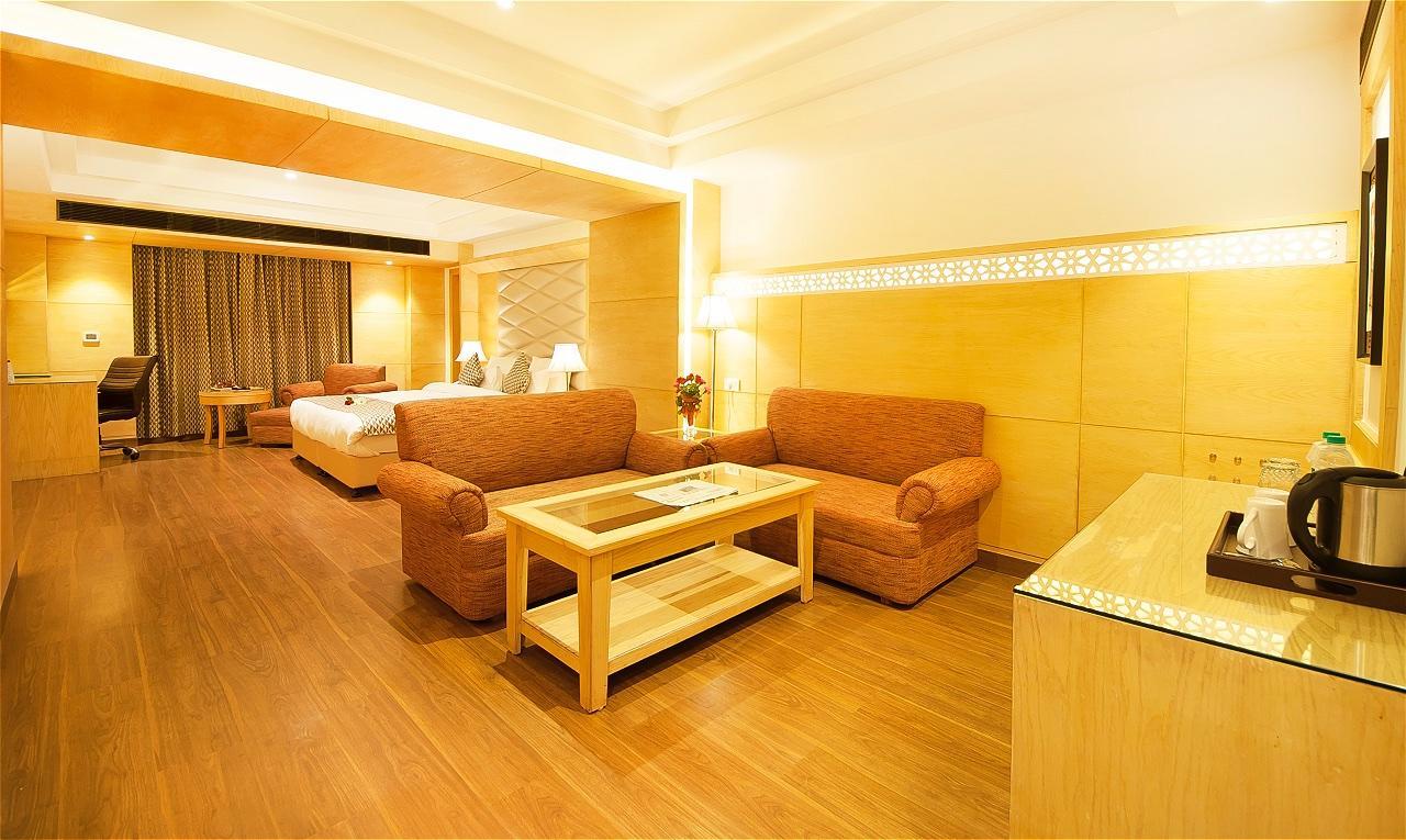 The Palm Court Hotel Ludhijána Kültér fotó